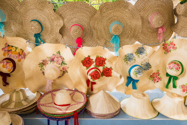 hermosa tienda de sombreros en tailandia.utilizado para prevenir el sol, el calor del aire en tailandia. - selling merchandise craft thailand fotografías e imágenes de stock