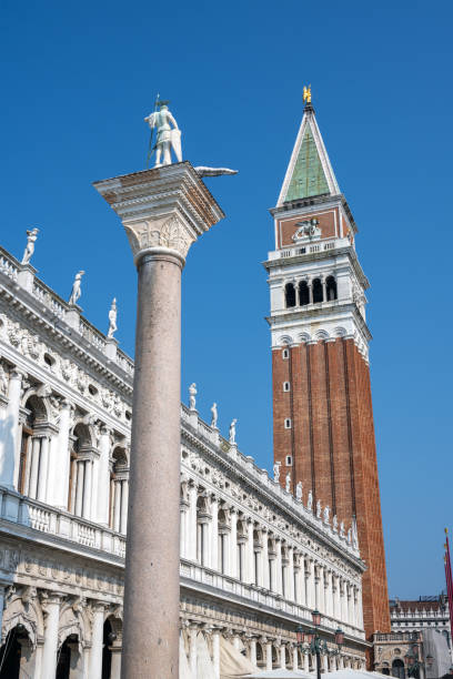 la campanile et la bibliothèque marciana - st marks cathedral photos et images de collection