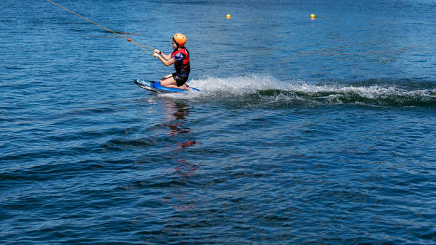 imparare a wakeboard - life jacket little boys lake jumping foto e immagini stock