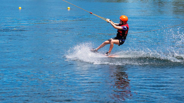 ウェイクボードを学ぶ - wakeboarding ストックフォトと画像