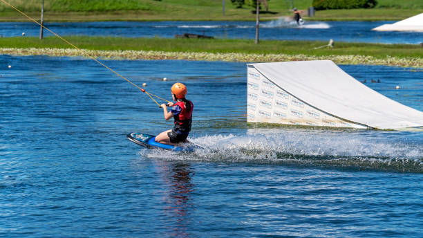 imparare a wakeboard - life jacket little boys lake jumping foto e immagini stock