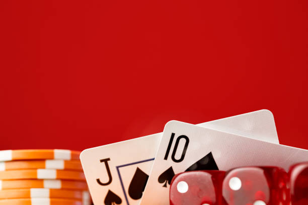 karty do gry na tle stołu pokerowego z bliska - gambling chip green stack gambling zdjęcia i obrazy z banku zdjęć