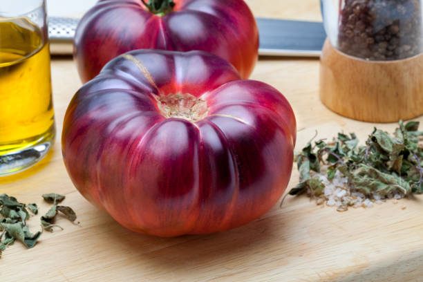 Beautiful fresh Mar Azul (Marazul) tomatoes. It is a new and delicious variety of tomato with delicate bluish, purple and pinkish tones with a more fruity, juicy flavor and with an aroma of plum and green tomato. It comes from areas of southern Spain near the Mediterranean Sea. hermosos tomates frescos mar azul (marazul). es una nueva y deliciosa variedad de tomate con delicados tonos azulados, morados y rosados con un sabor más afrutado y jugoso y con aroma a ciruela y tomate verde. proviene de zonas del sur de españa cercanas