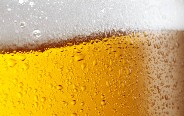 ガラス幸せなお祝いパーティーの休日新年のコンセプトオブジェクトデザインでアルコールソーダを注ぐバブル泡テクスチャフォームとビールの背景 - gasoline brewery beer liquid ストックフォトと画像
