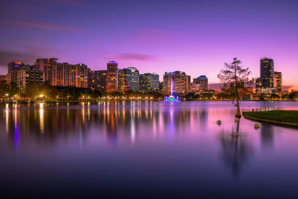 colorida puesta de sol sobre el lago eola y el horizonte de la ciudad en orlando, florida - florida weather urban scene dramatic sky fotografías e imágenes de stock