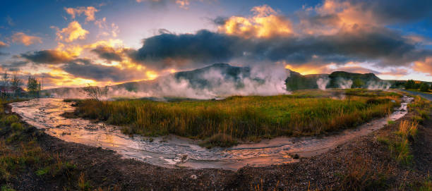 panorama gorących źródeł znajdujących się w obszarze geotermalnym haukadalur w islandii - hot spring strokkur geyser natural pool sunset zdjęcia i obrazy z banku zdjęć