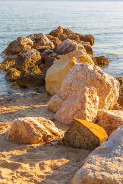 piedras grandes en la orilla del mar - scenics multi colored greece blue fotografías e imágenes de stock