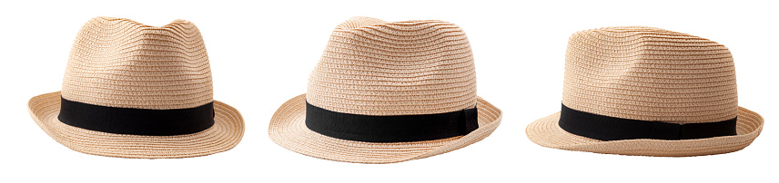 La moda de verano y playa, los accesorios personales y la cabeza de vacaciones llevan un tema conceptual con múltiples sombreros de paja o fedoras con una correa negra o cinta aislada sobre fondo blanco con un recorte de ruta de clip photo