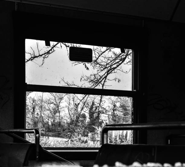 opuszczone okno pociągu, monochromatyczne - spooky horror nostalgia autumn zdjęcia i obrazy z banku zdjęć
