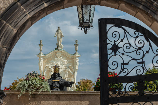 tête de sculpture du christ avec la triple couronne d’or, czestochowa, pologne - monastère de jasna góra photos et images de collection