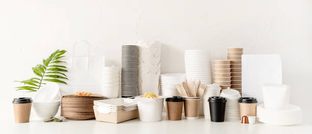 친환경 일회용 식기와 식탁에 식기 먹기 - disposable cup cup paper disposable 뉴스 사진 이미지