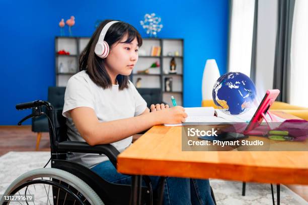 Teenagermädchen Mit Onlineschulklasse Zu Hause Stockfoto und mehr Bilder von Andersfähigkeiten - Andersfähigkeiten, Lernender, Rollstuhl