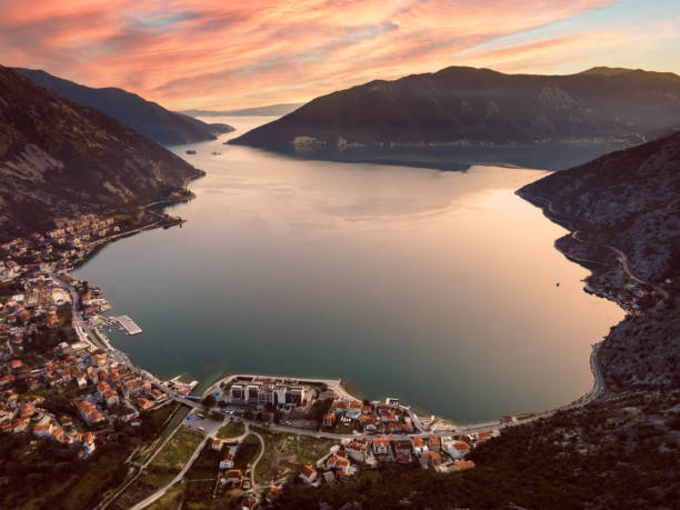 tramonto a risan, baia di kotor, montenegro - montenegro kotor bay fjord town foto e immagini stock