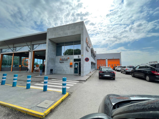 abadell, Spain, 04 16 2021, a file of cars waiting at applus iteuve (ITV) car control station abadell, Spain, 04 16 2021, a file of cars waiting at applus iteuve (ITV) car control station itv photos stock pictures, royalty-free photos & images