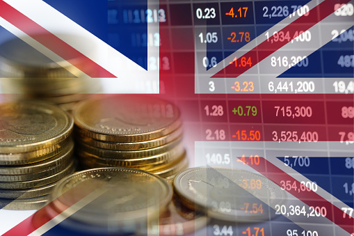 Bolsa de inversión bursátil negociando financieramente, moneda y bandera de Inglaterra del Reino Unido o Forex para analizar los datos de tendencia del negocio de financiación de beneficios antecedentes. photo