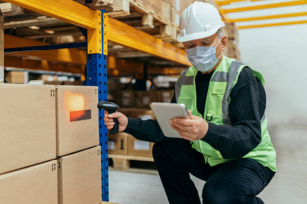 factory worker   with bar code reader and digital tablet - bar code reader wireless technology computer equipment imagens e fotografias de stock