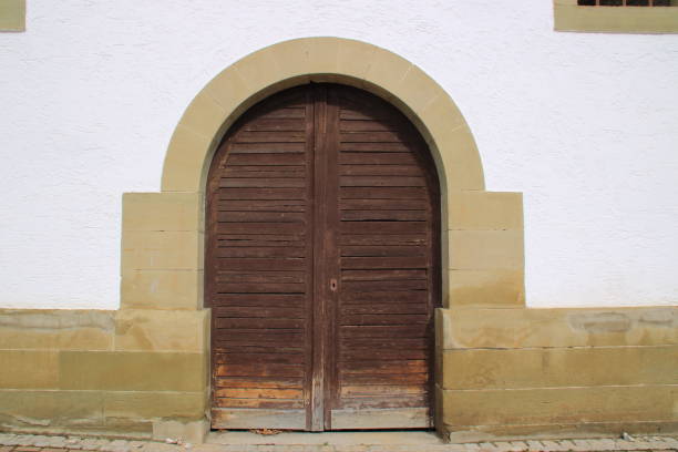 istock Old gate with a round arch in a house wall 1312803098