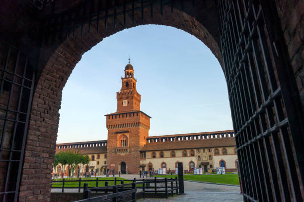 milano, italia: castello medievale noto come castello sforzesco - milan italy italy castello sforzesco color image foto e immagini stock