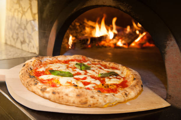 vera pizza napoletana italiana chiamata pizza margherita appena fuori dal forno - pizza margherita foto e immagini stock