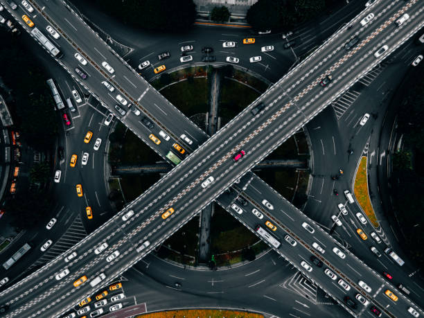 vista aérea do viaduto complexo e tráfego movimentado - chongqing china bridge asia - fotografias e filmes do acervo