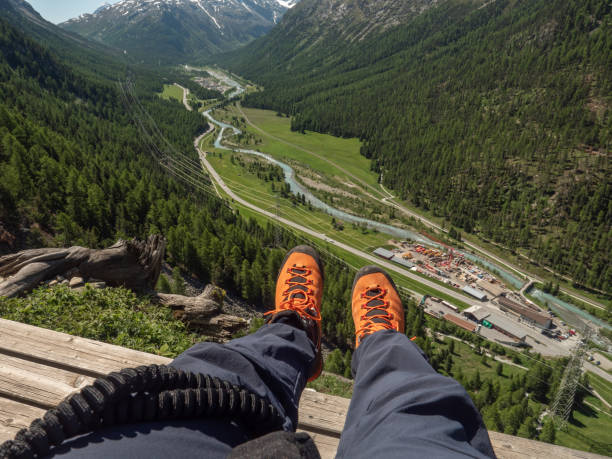 pov de hombre en via ferrata descansando en un banco alto - switzerland hiking boot outdoor pursuit recreational pursuit fotografías e imágenes de stock