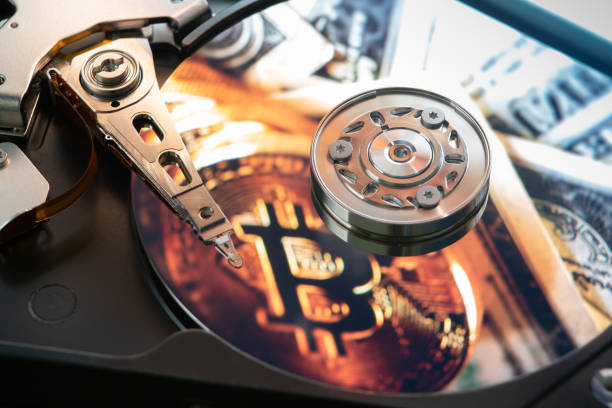 à l’intérieur d’un disque dur d’ordinateur ouvert avec le symbole projeté de bitcoin - open harddisk photos et images de collection