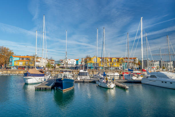 puerto deportivo náutico de la costa atlántica francesa - botavara fotografías e imágenes de stock