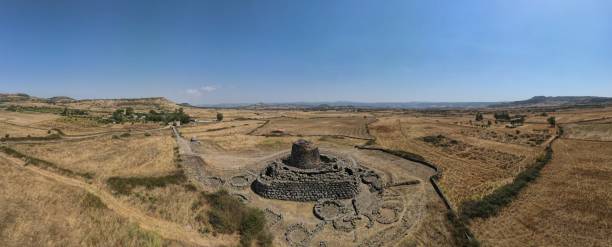 panorama dell'isola di sardegna dall'alto con nuraghe - nuragic foto e immagini stock