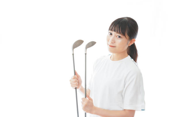 young woman holding golf club - golf swing golf golf club golf ball imagens e fotografias de stock