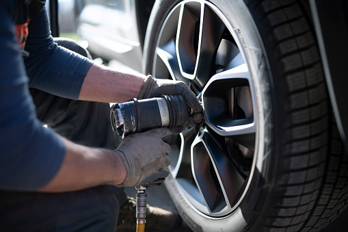Cambio de neumáticos en un servicio de coches photo
