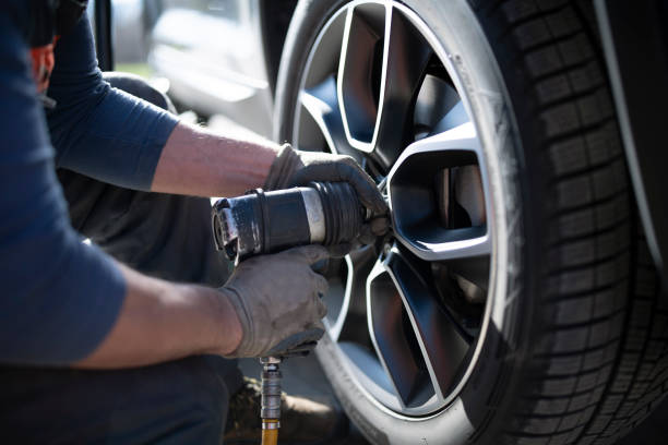 cambio pneumatici in un servizio di auto - tire foto e immagini stock