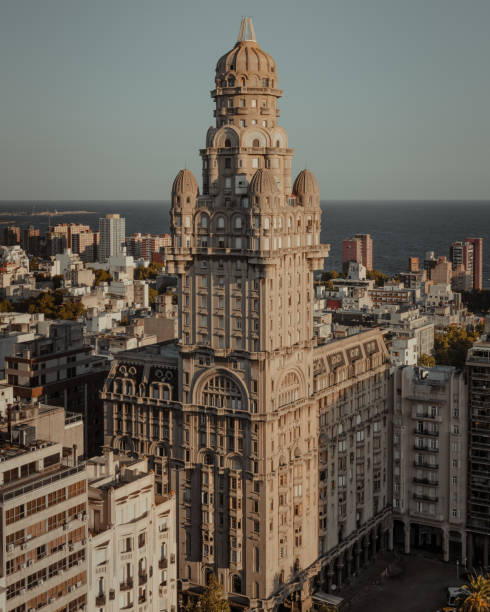 emblematic building "palacio salvo" in montevideo, uruguay - montevidéu imagens e fotografias de stock