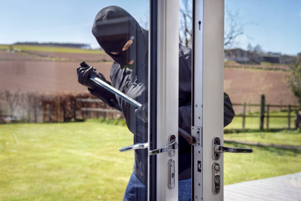 ladro che irrompe in una casa attraverso una finestra con un piede di porco - burglary thief fear burglar foto e immagini stock