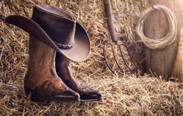 festiwal muzyki country koncert na żywo lub rodeo z kowbojskim kapeluszem i butami w stodole - cowboy hat wild west hat wood zdjęcia i obrazy z banku zdjęć