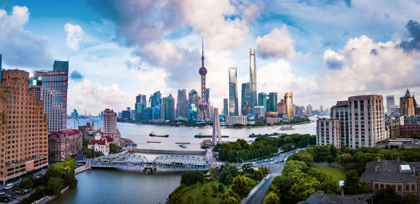 panorama dello skyline di shanghai con moderni grattacieli nella vista aerea del sud della cina - il bund foto e immagini stock