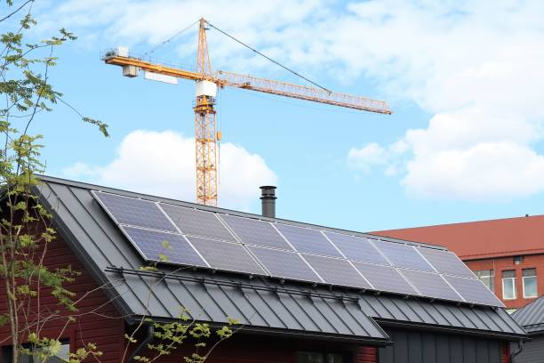 戸建て住宅の屋根の上のソーラーパネル - solarpanel ストックフォトと画像