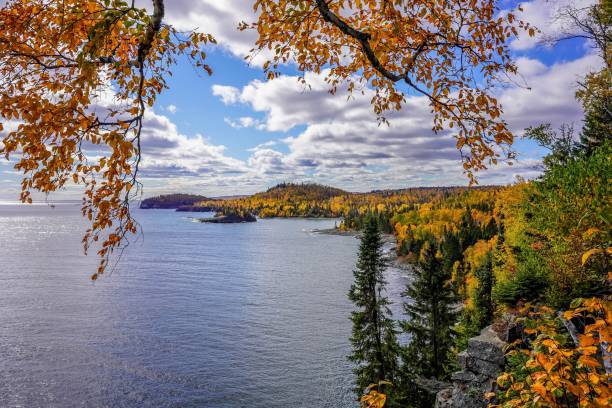 spectaculair uitzicht op de kustlijn in de herfst vanuit split rock state park in het noorden van minnesota - split rock lighthouse state park stockfoto's en -beelden