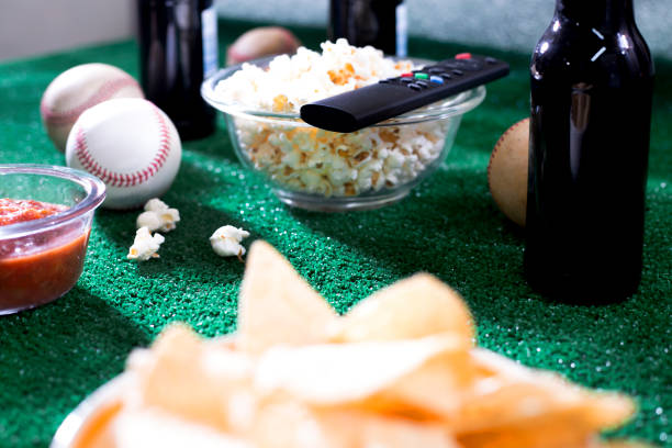 oglądanie gry w baseball z przekąskami, napojami. - cashew beer nuts nut food zdjęcia i obrazy z banku zdjęć