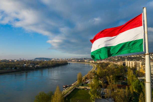 bandera húngara ondeando sobre budapest, la ciudad captial. - hungarian flag fotografías e imágenes de stock