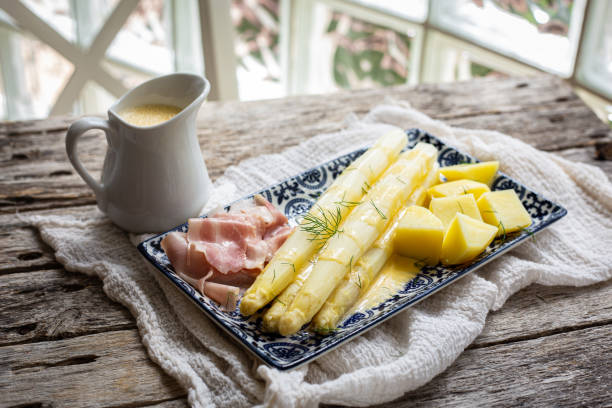 asparagus with ham, potatoes and sauce hollandaise - hollandaise sauce imagens e fotografias de stock