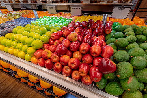 Fruits, vegetables and vegetables in gondolas of a supermarket, in Curitiba/ PR, Brazil.