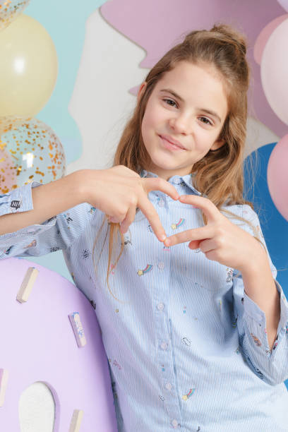 ritratto di 1 ragazza bianca di 10 anni su sfondo chiaro, palloncini - 10 11 years cheerful happiness fun foto e immagini stock