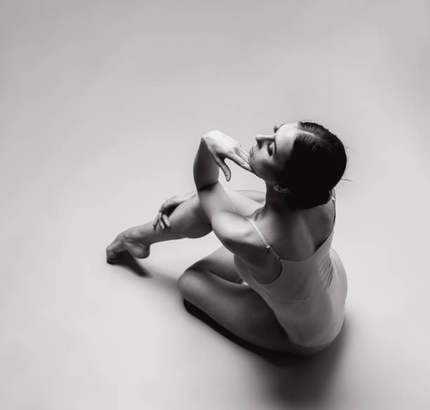 bela jovem magra e moderna bailarina de balé de estilo contemporâneo de jazz em um fundo de estúdio branco - jazz ballet - fotografias e filmes do acervo
