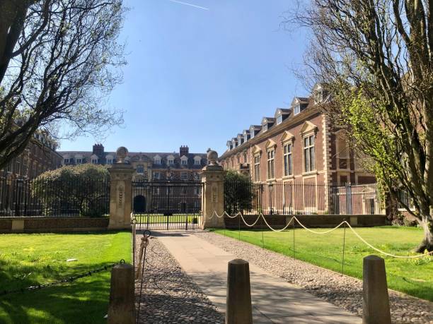 колледж святой екатерины, кембриджский университет - university courtyard uk cambridge стоковые фото и изображения