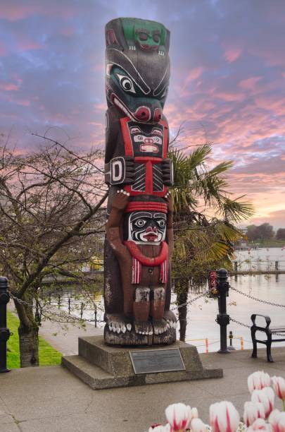 colorful totem pole in canada - native american statue wood carving imagens e fotografias de stock