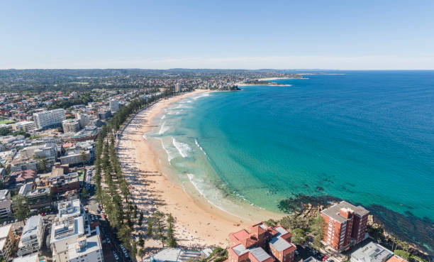 panoramiczny dron z wysokim kątem strzał słynnego manly beach, na plaży na przedmieściach północnego sydney w stanie nowa południowa walia, australia. północne plaże w tle. - manly beach sydney australia australia beach zdjęcia i obrazy z banku zdjęć