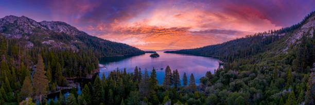 panorama aéreo da baía esmeralda no lago tahoe, na califórnia - grande angular - fotografias e filmes do acervo