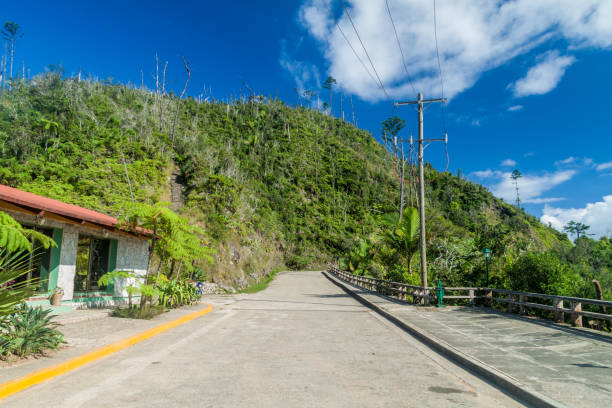 droga do la gran piedra big rock w sierra maestra gór w pobliżu santiago de cuba, cu - acess zdjęcia i obrazy z banku zdjęć