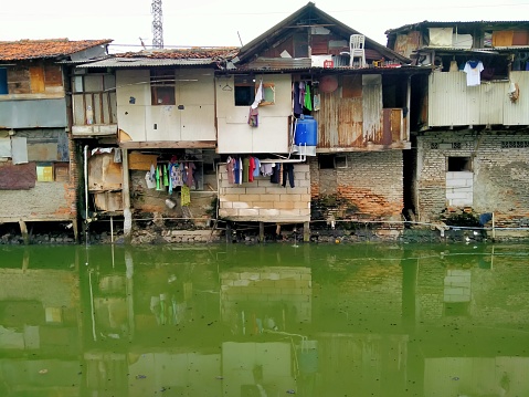 The atmosphere of a densely populated settlement standing on the river bank