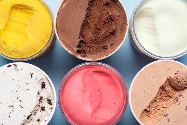 variedad de helados y sorbete. recipientes con vista superior al helado. - ice cream fotografías e imágenes de stock